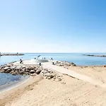 Apartmán Beachfront With Stunning Sea Views