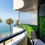 Beachfront With Stunning Sea Views شقة