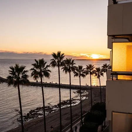 아파트 Beachfront With Stunning Sea Views
