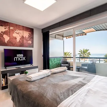 Beachfront With Stunning Sea Views דירה