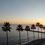 Beachfront With Stunning Sea Views 马尔韦利亚