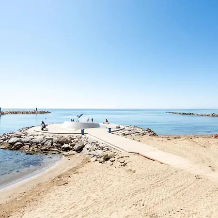 아파트 Beachfront With Stunning Sea Views